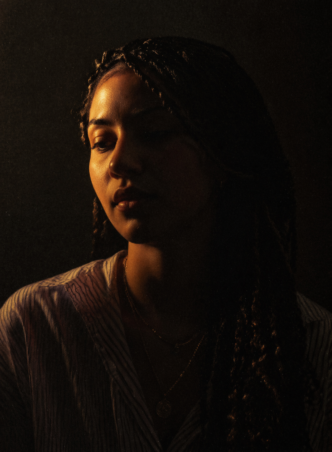 Brasa di Alma — a figure in candlelight, contemplative